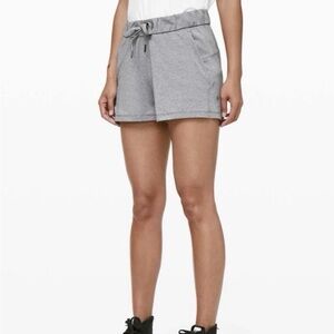 Lululemon On The Fly Mid Rise Short 2.5" Women's Size 4 Heathered Slate Gray